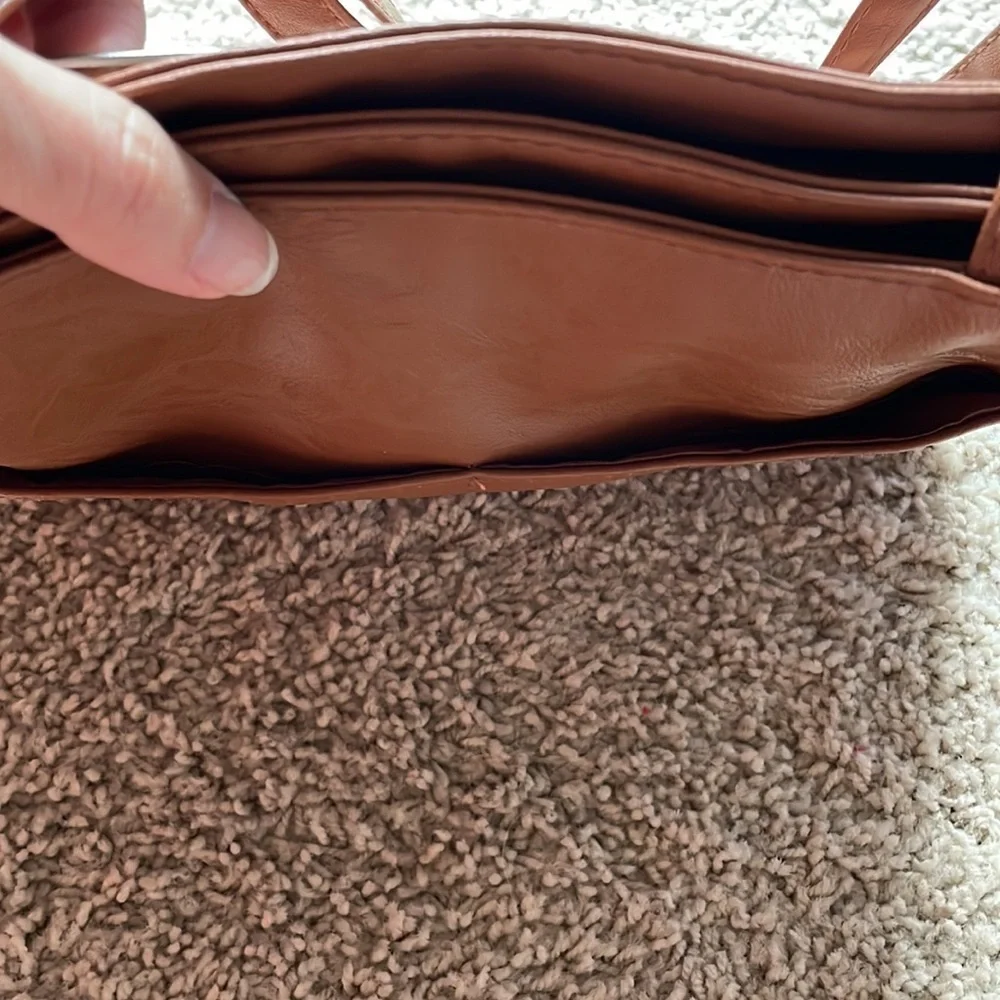 Brown purse with straps. Classic design and lots of organization.